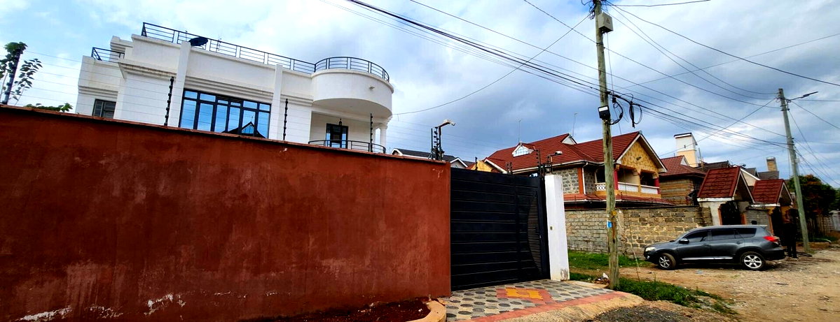 4BR All-Ensuite Townhouse with DSQ & CCTV - Membley Estate