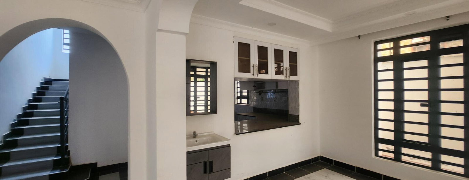 4BR All-Ensuite Townhouse with DSQ & CCTV - Membley Estate