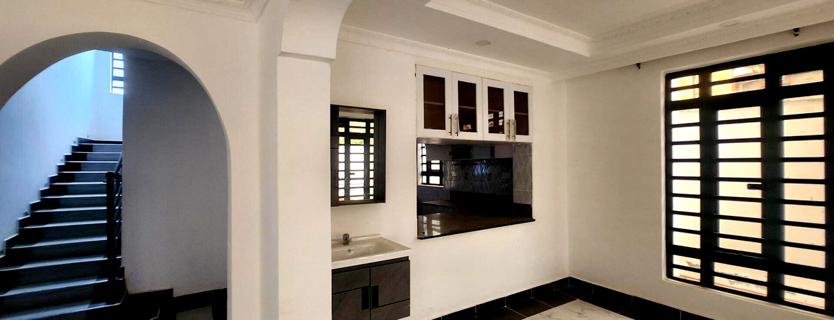 4BR All-Ensuite Townhouse with DSQ & CCTV - Membley Estate