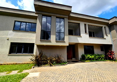 6BR All-Ensuite Townhouse with Jacuzzis & DSQ - Lavington