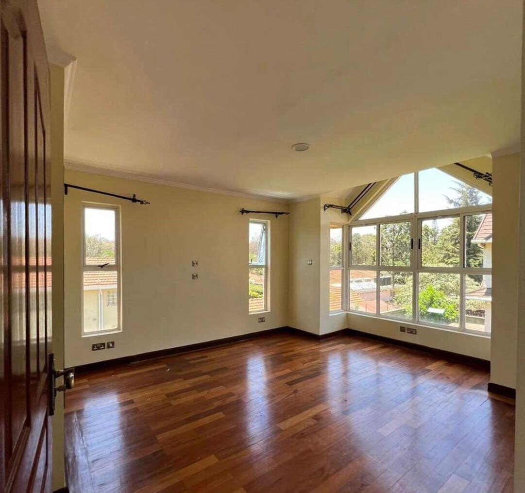 Corner Townhouse with Fireplace & Large Private Garden - Lavington