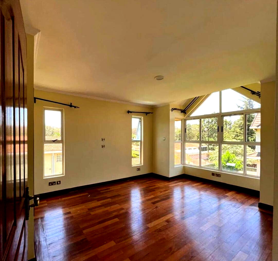 Corner Townhouse with Fireplace & Large Private Garden - Lavington