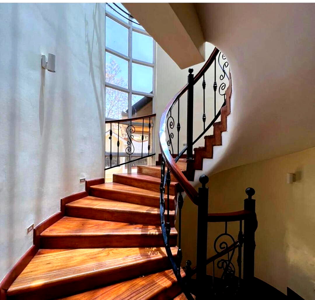 Corner Townhouse with Fireplace & Large Private Garden - Lavington