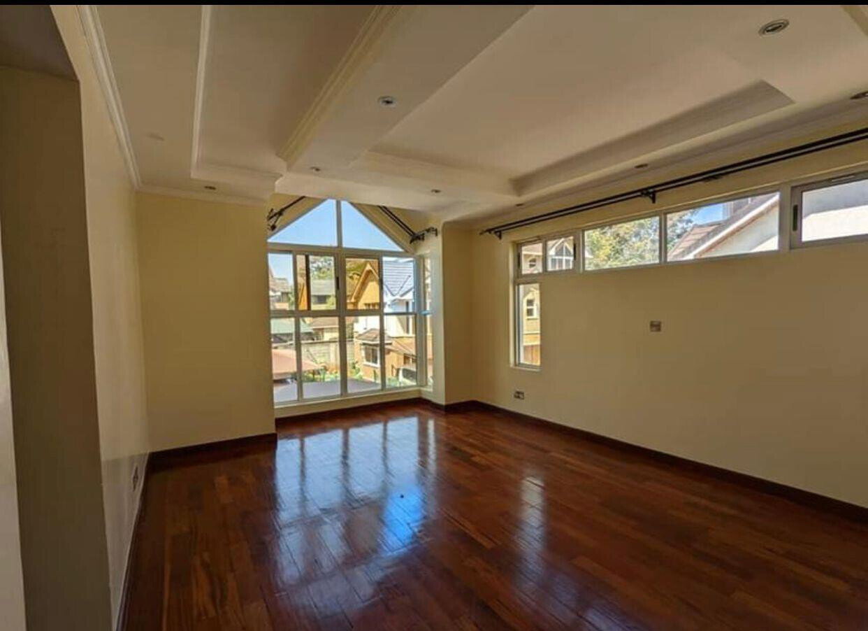 Corner Townhouse with Fireplace & Large Private Garden - Lavington