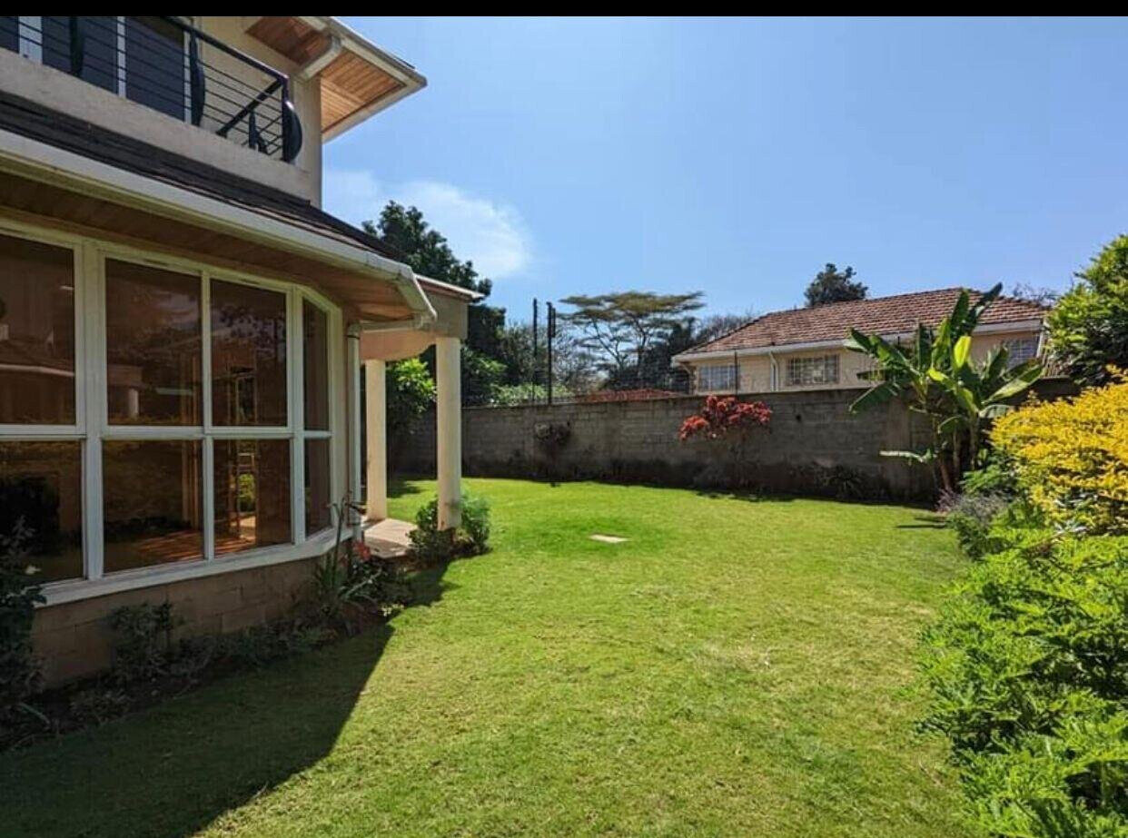 Corner Townhouse with Fireplace & Large Private Garden - Lavington