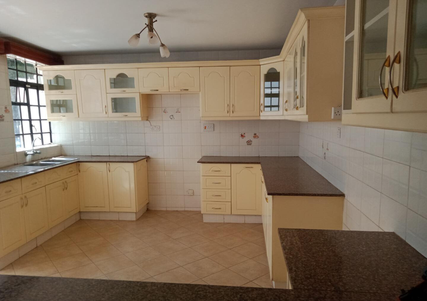 4BR Townhouse Steps from Sarit Centre - Westlands