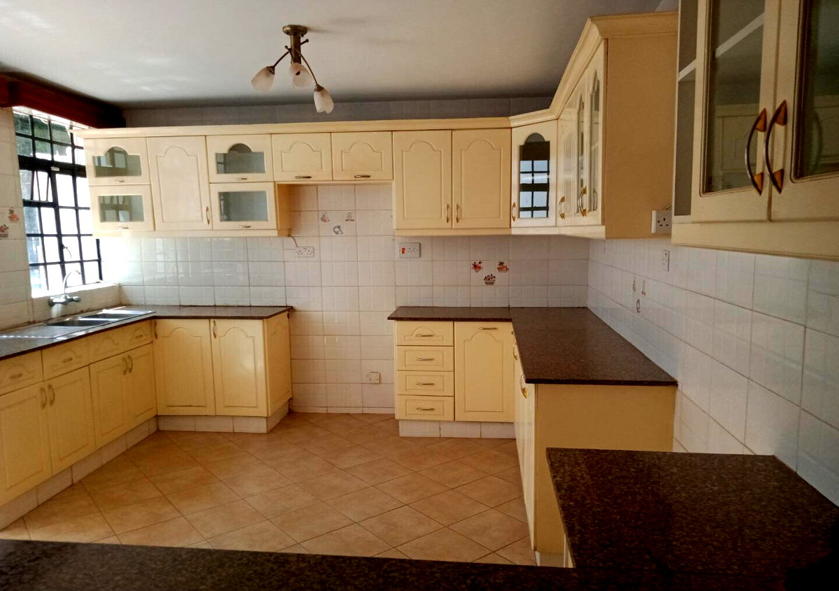 4BR Townhouse Steps from Sarit Centre - Westlands