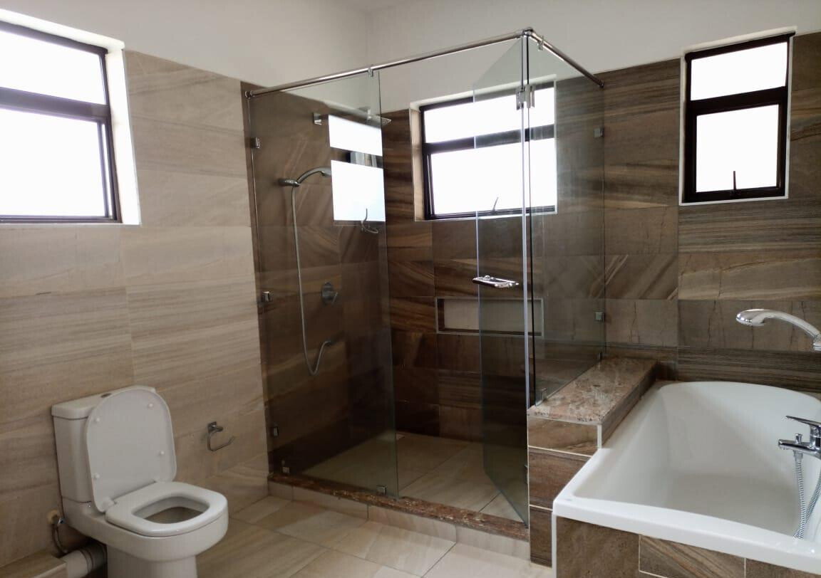 Spacious 3-Bed Townhouse with Parking - Westlands