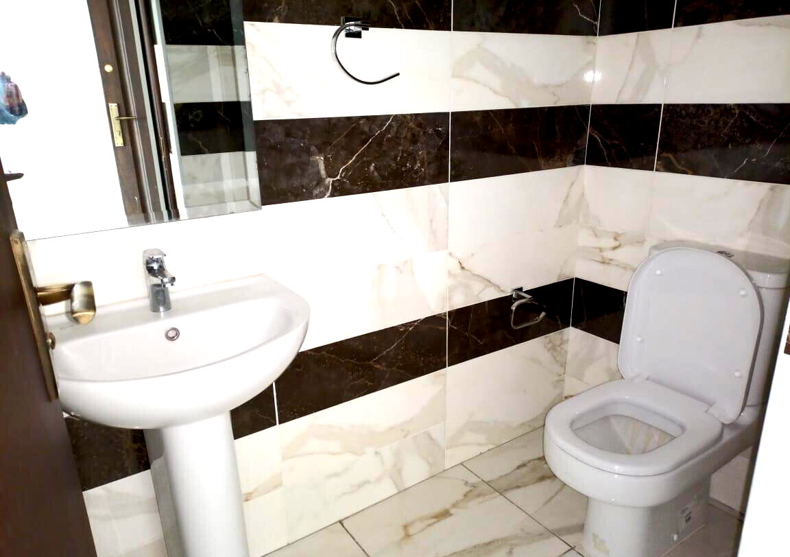 Spacious 3-Bed Townhouse with Parking - Westlands