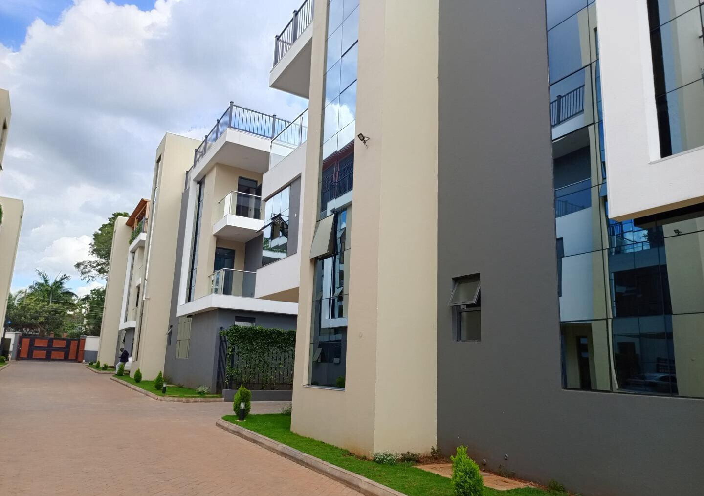 5-Bed Townhouse with Solar Hot Water & Gym - Lavington