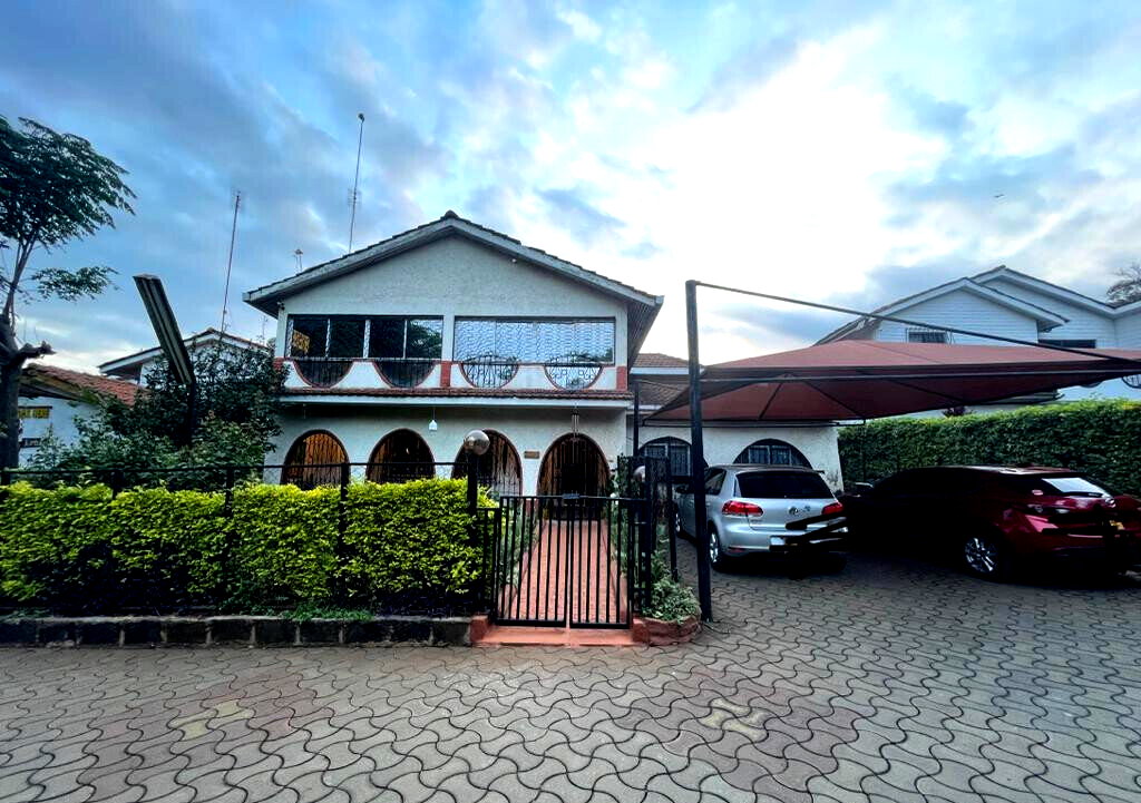 4BR Townhouse with 2 DSQs & TV Rooms - Lavington