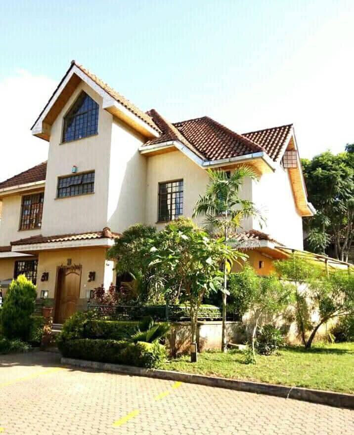 6-Ensuite Townhouse with Gazebo & Bar Area - Lavington
