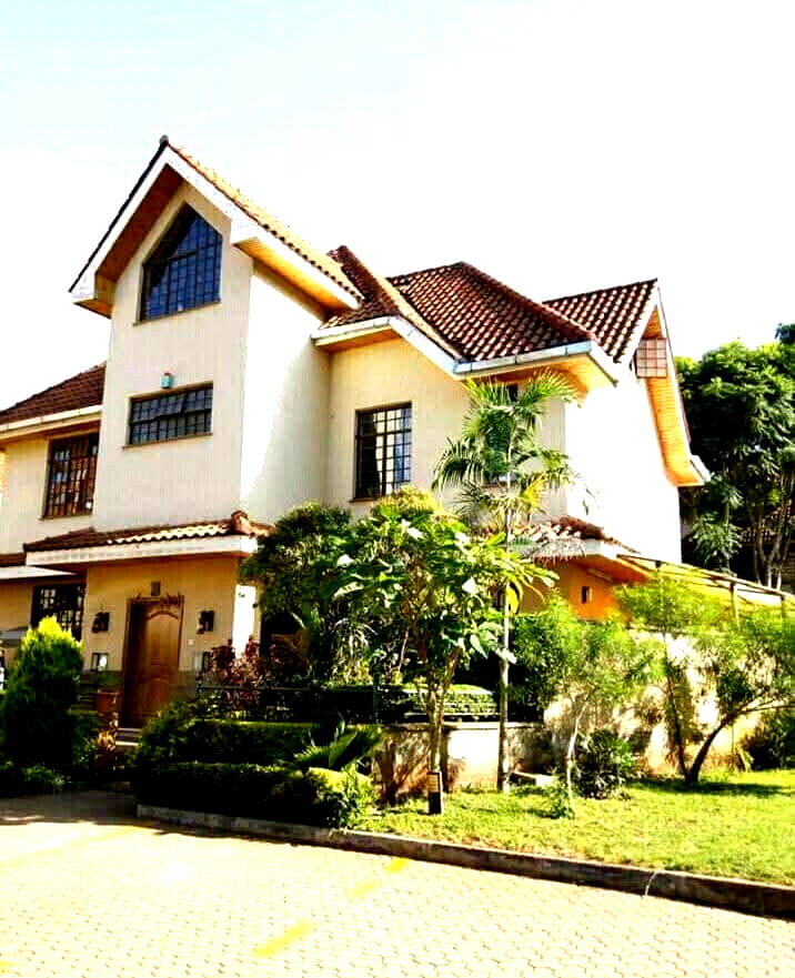 6-Ensuite Townhouse with Gazebo & Bar Area - Lavington