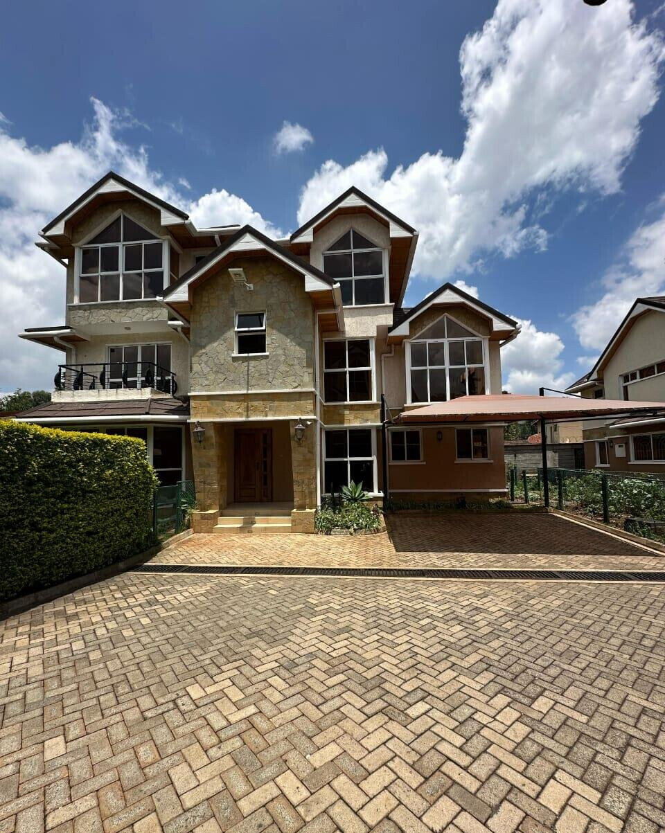 Wooden-Floor 5-Bed Townhouse with DSQ & Garden - Lavington