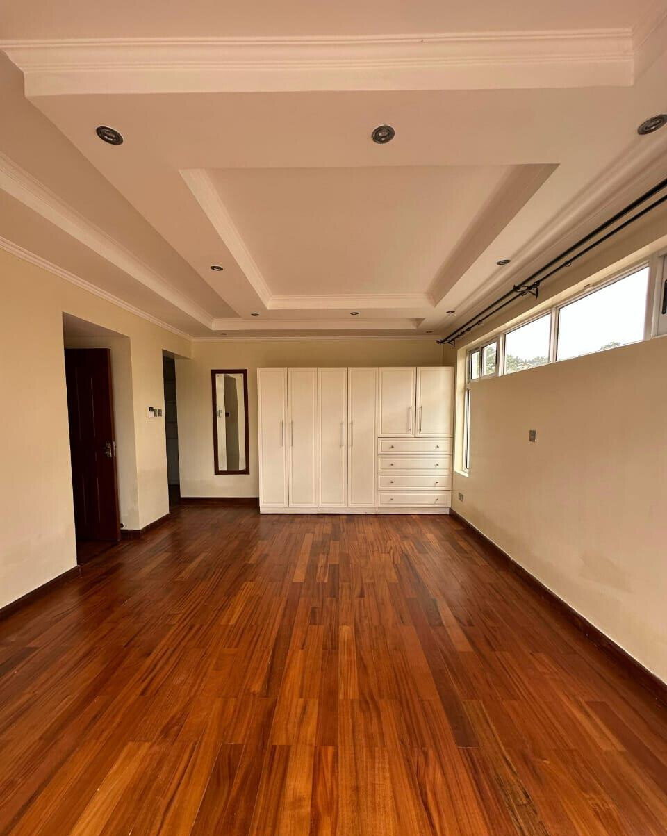 Wooden-Floor 5-Bed Townhouse with DSQ & Garden - Lavington