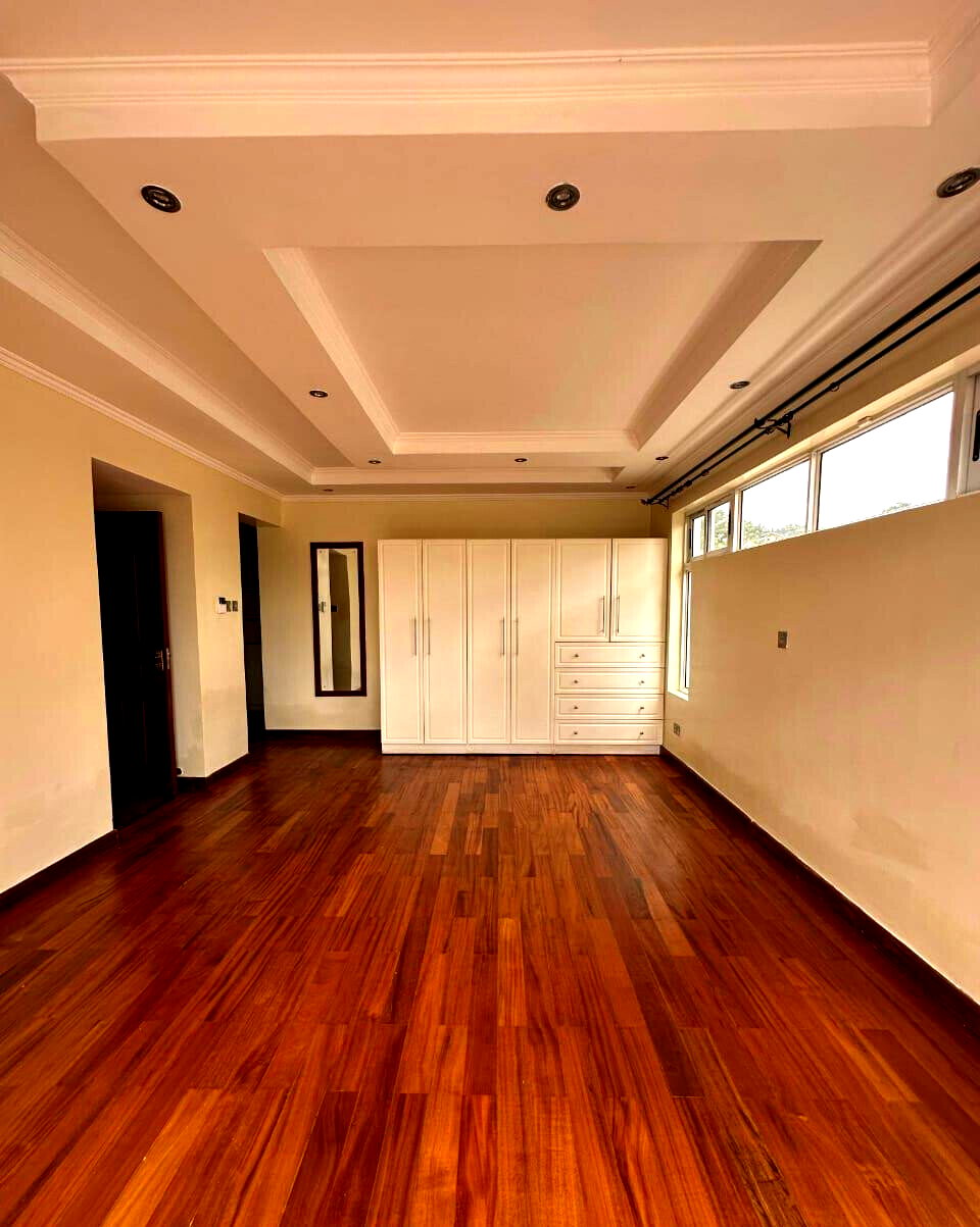 Wooden-Floor 5-Bed Townhouse with DSQ & Garden - Lavington