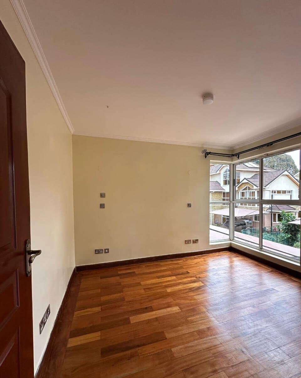 Wooden-Floor 5-Bed Townhouse with DSQ & Garden - Lavington