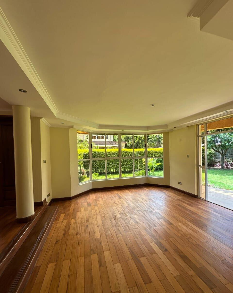 Wooden-Floor 5-Bed Townhouse with DSQ & Garden - Lavington