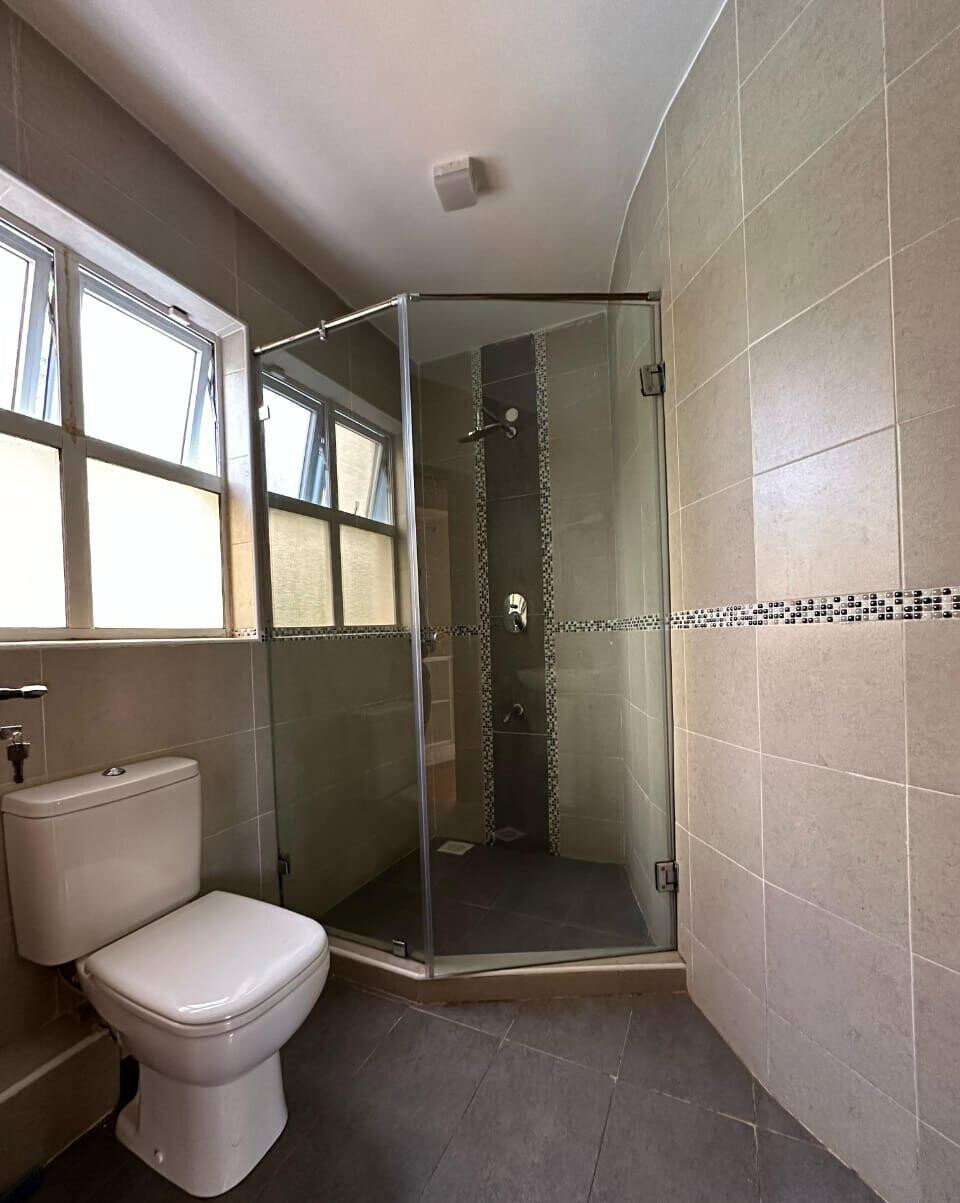 Wooden-Floor 5-Bed Townhouse with DSQ & Garden - Lavington