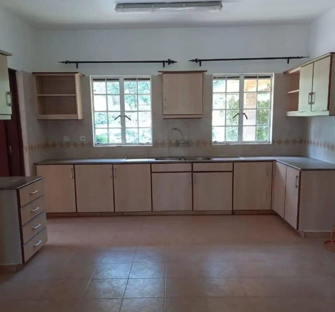 5BR Townhouse with Fireplace & Pool Access - Lower Kabete