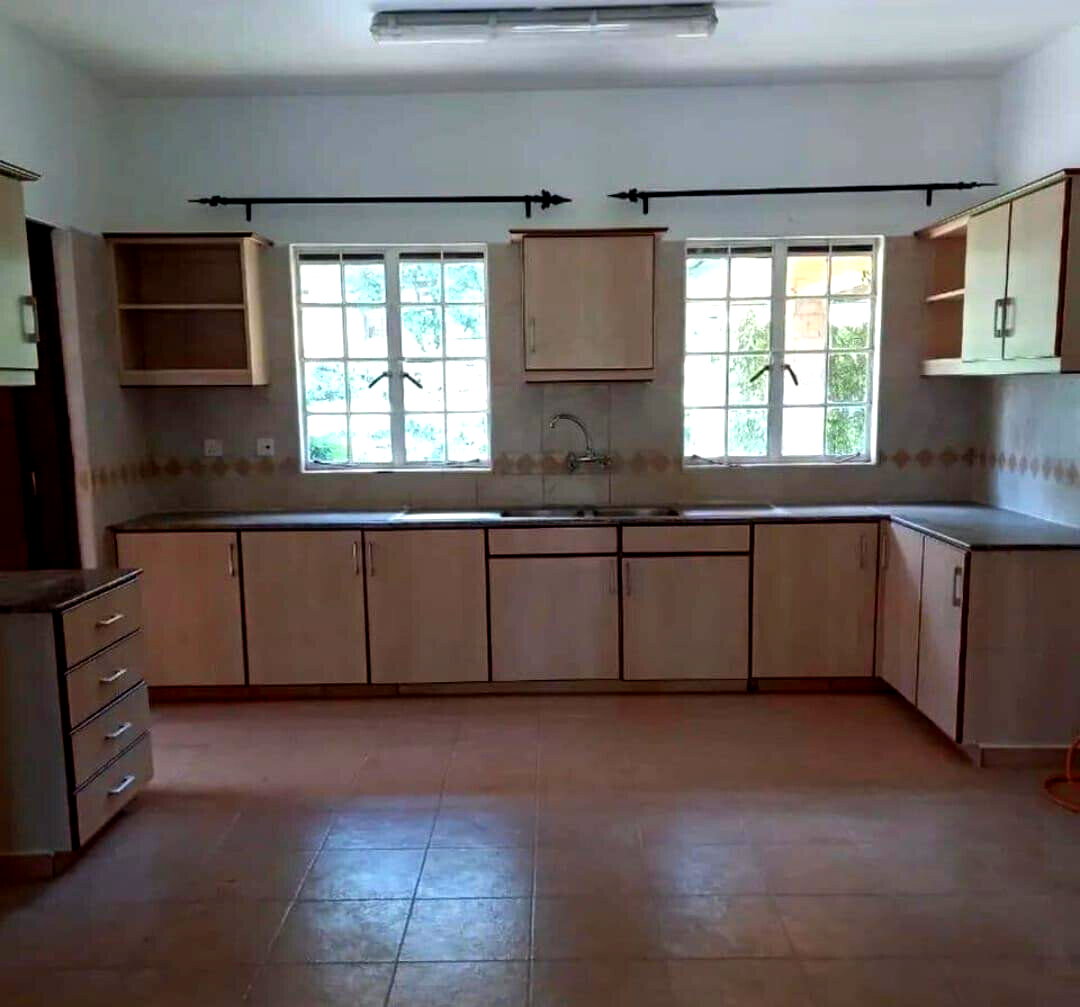 5BR Townhouse with Fireplace & Pool Access - Lower Kabete