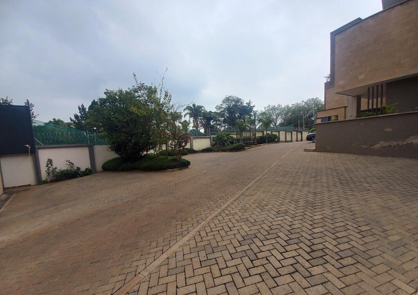 4-Ensuite Villa with Private Garden & Fireplace - Lavington