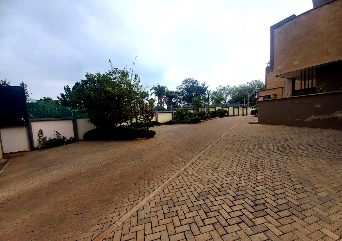 4-Ensuite Villa with Private Garden & Fireplace - Lavington