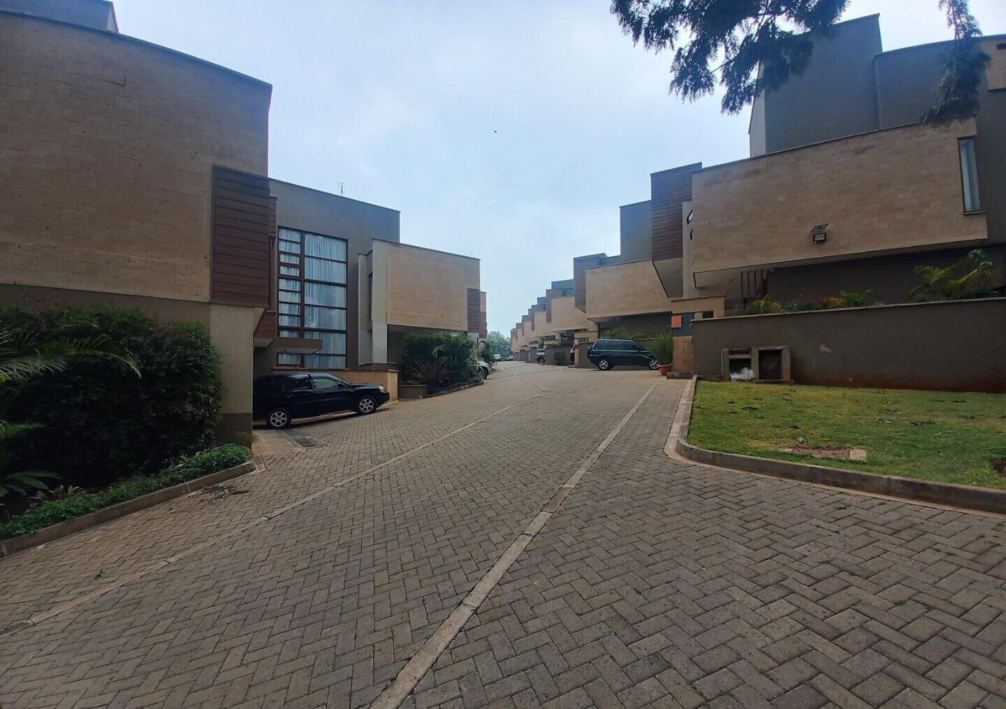 4-Ensuite Villa with Private Garden & Fireplace - Lavington