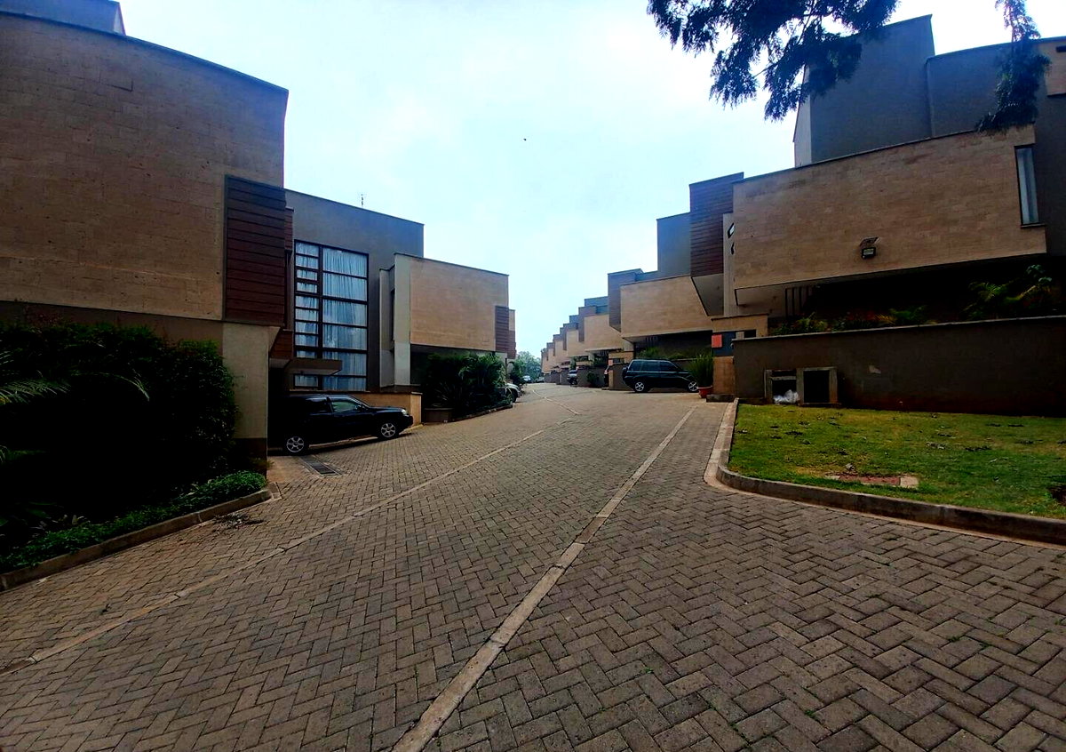 4-Ensuite Villa with Private Garden & Fireplace - Lavington