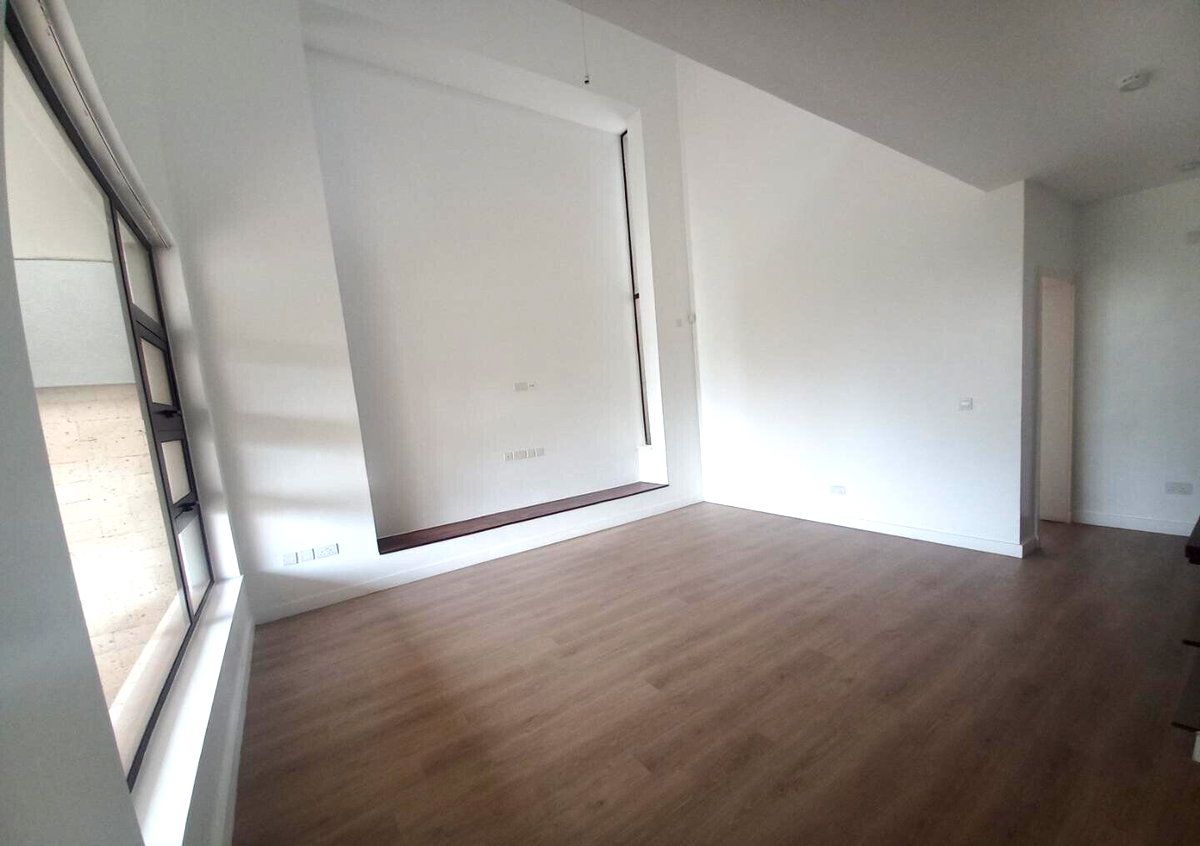 4-Ensuite Villa with Private Garden & Fireplace - Lavington