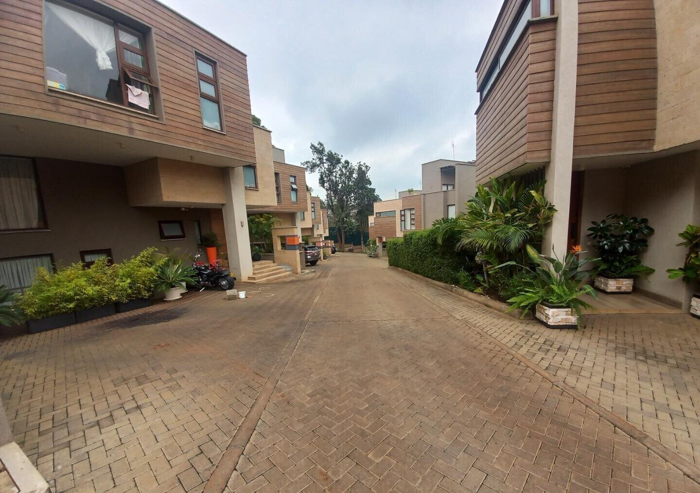 4-Ensuite Villa with Private Garden & Fireplace - Lavington