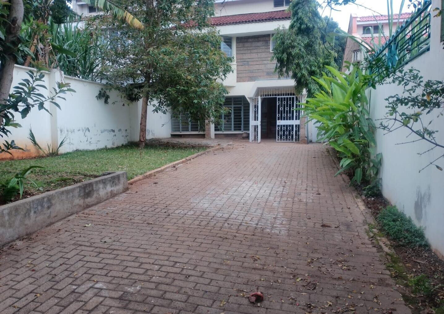 Spacious 4-Bed Townhouse with Large Garden - Westlands