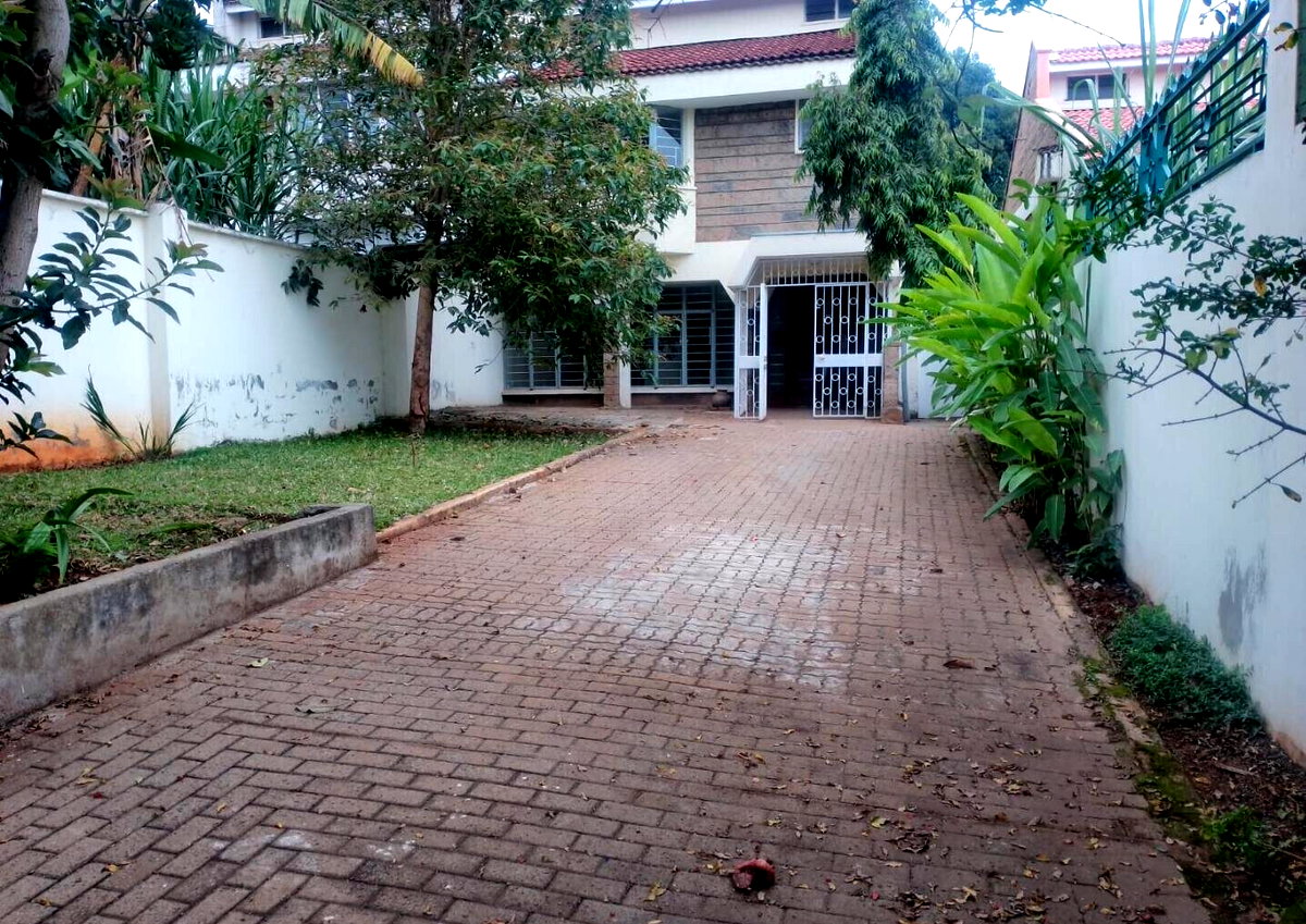Spacious 4-Bed Townhouse with Large Garden - Westlands