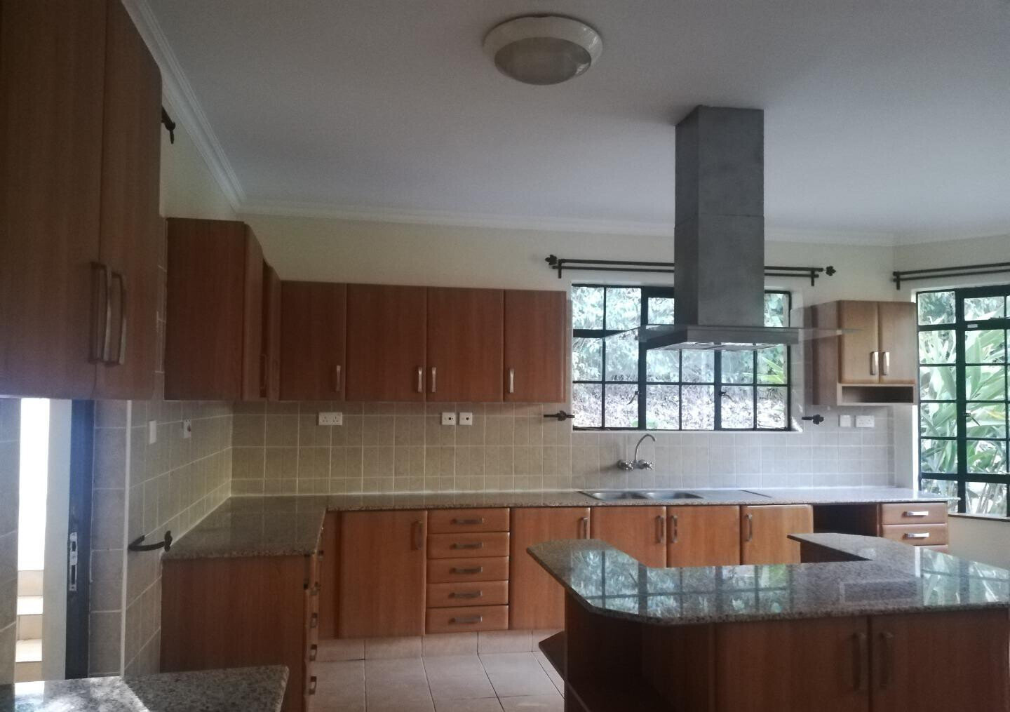 5-Bed Townhouse with Jacuzzi & Pool – Miotoni, Karen