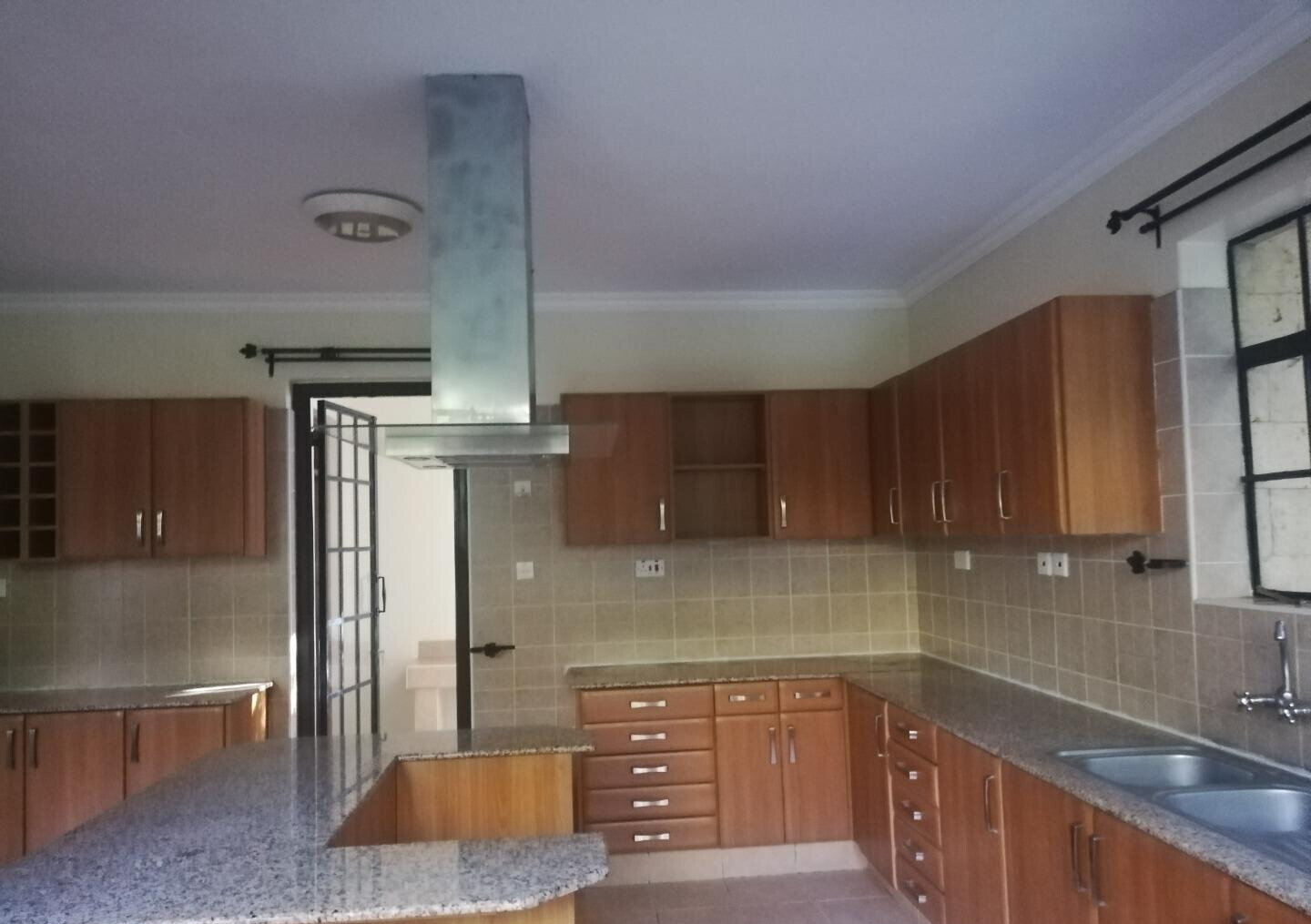 5-Bed Townhouse with Jacuzzi & Pool – Miotoni, Karen