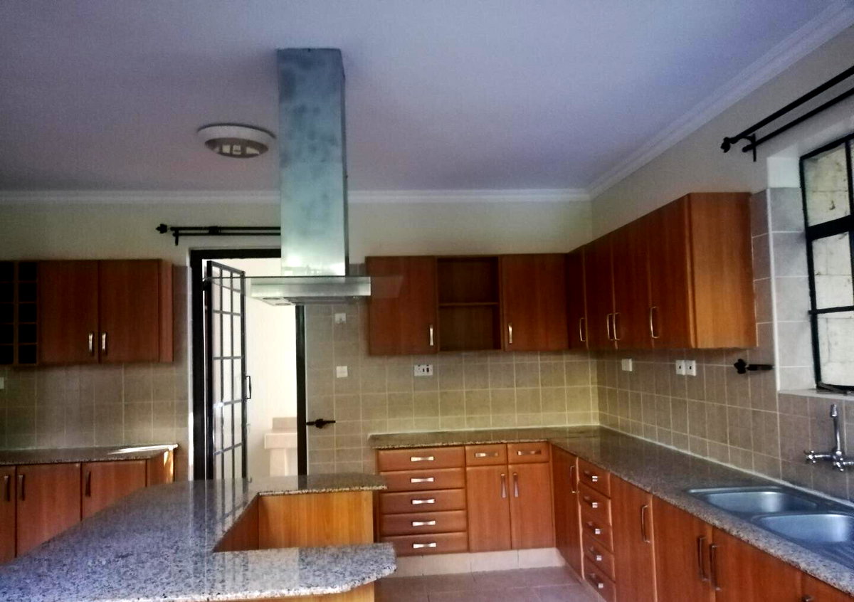 5-Bed Townhouse with Jacuzzi & Pool – Miotoni, Karen