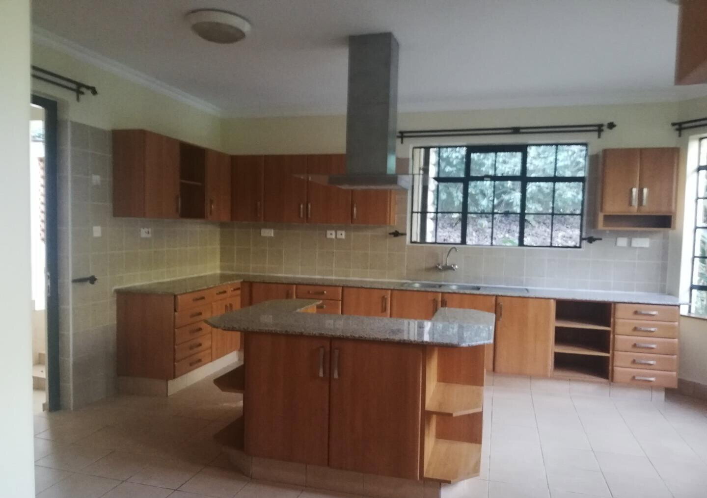 5-Bed Townhouse with Jacuzzi & Pool – Miotoni, Karen