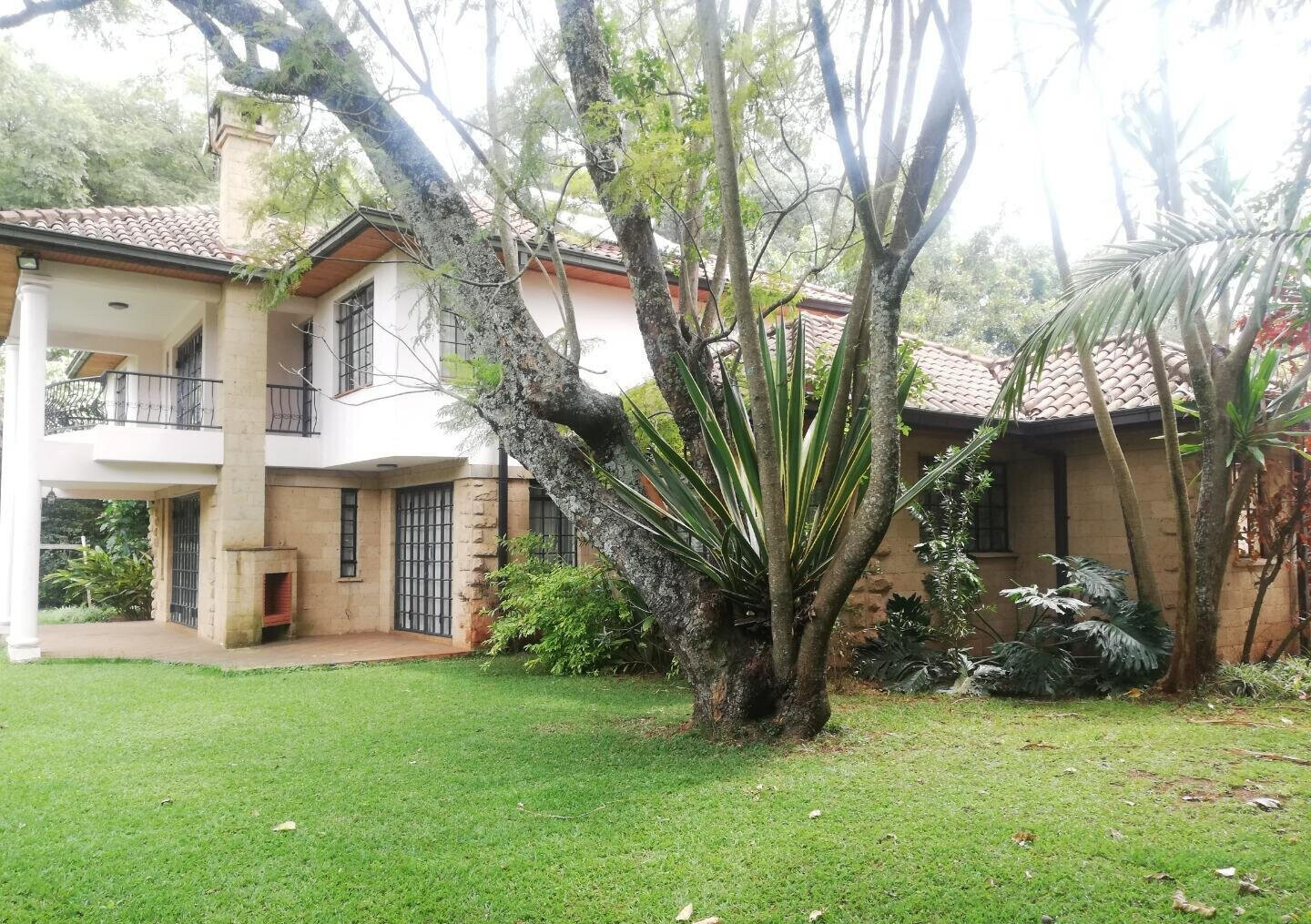 5-Bed Townhouse with Jacuzzi & Pool – Miotoni, Karen
