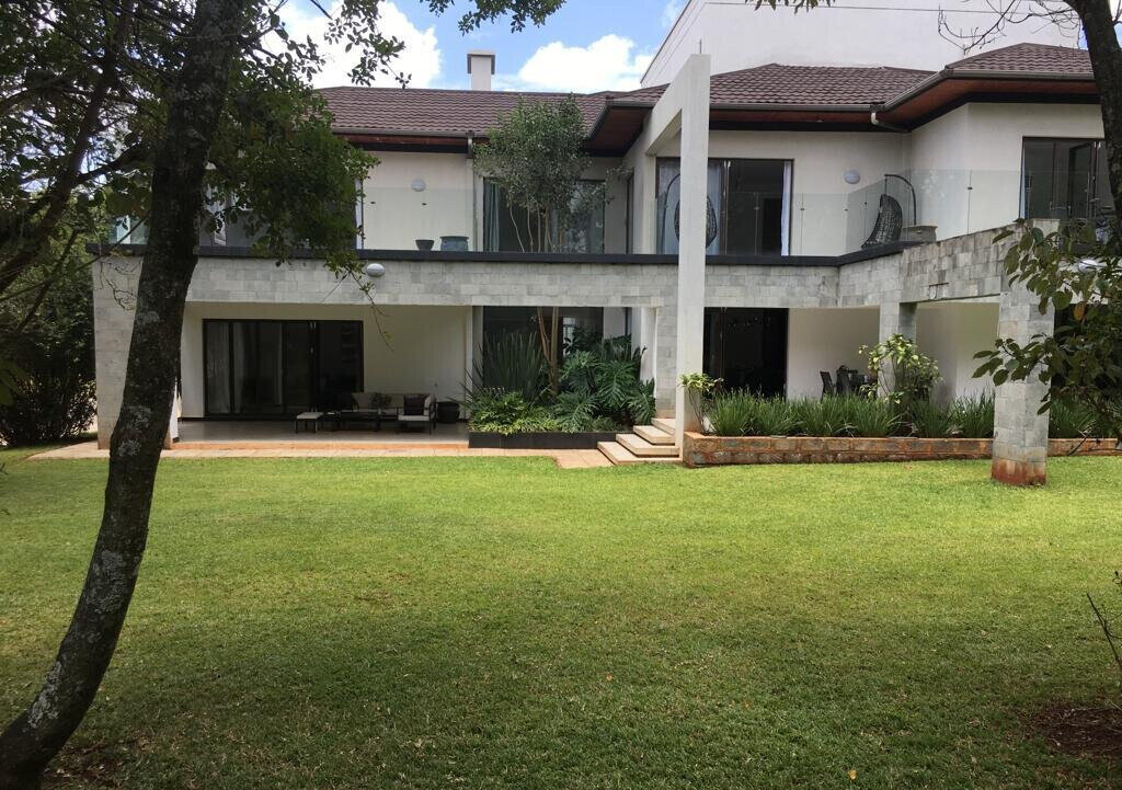 5-Ensuite Townhouse with Private Garden & Guest Room – Karen