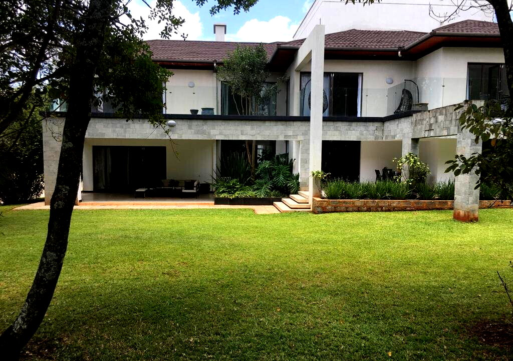 5-Ensuite Townhouse with Private Garden & Guest Room – Karen