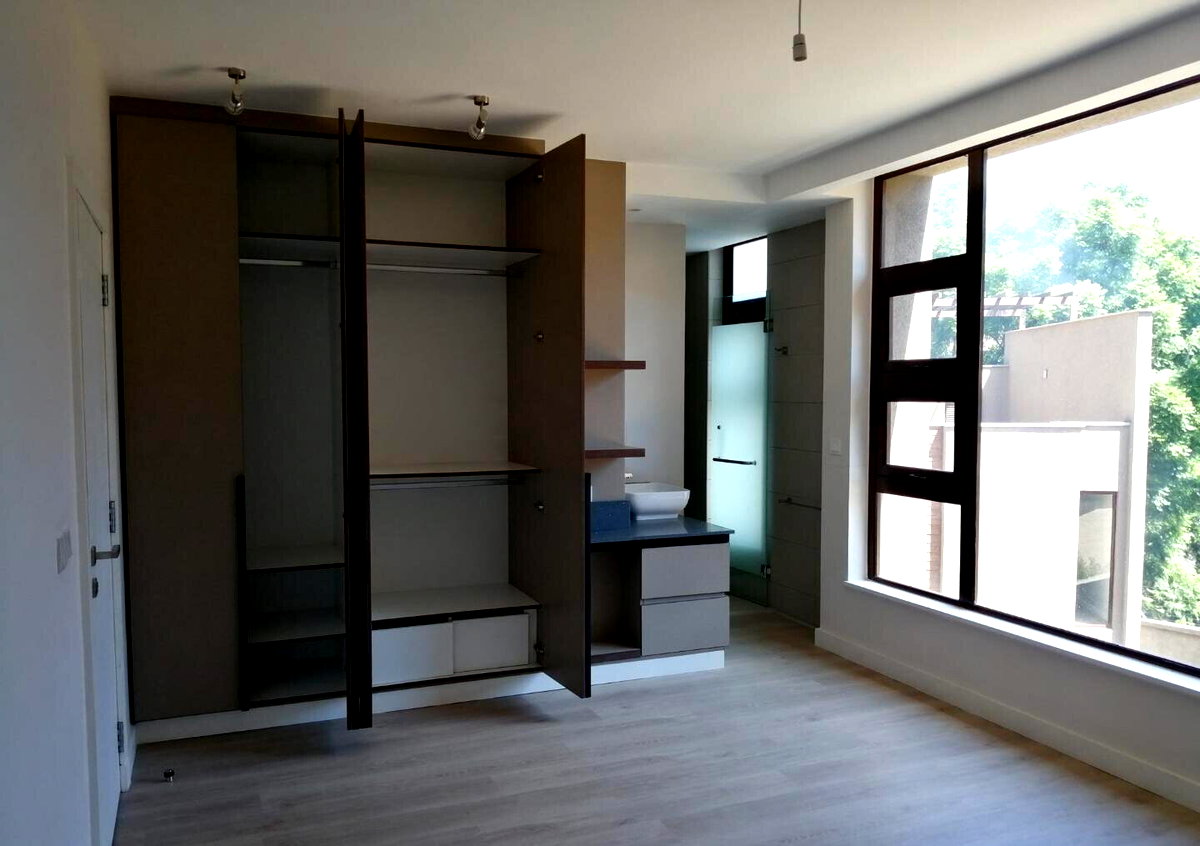 Modern 4BR Villa with Wood Finishes & Large Balconies - Lavington