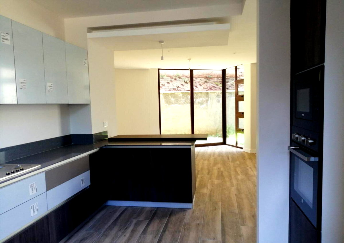 Modern 4BR Villa with Wood Finishes & Large Balconies - Lavington