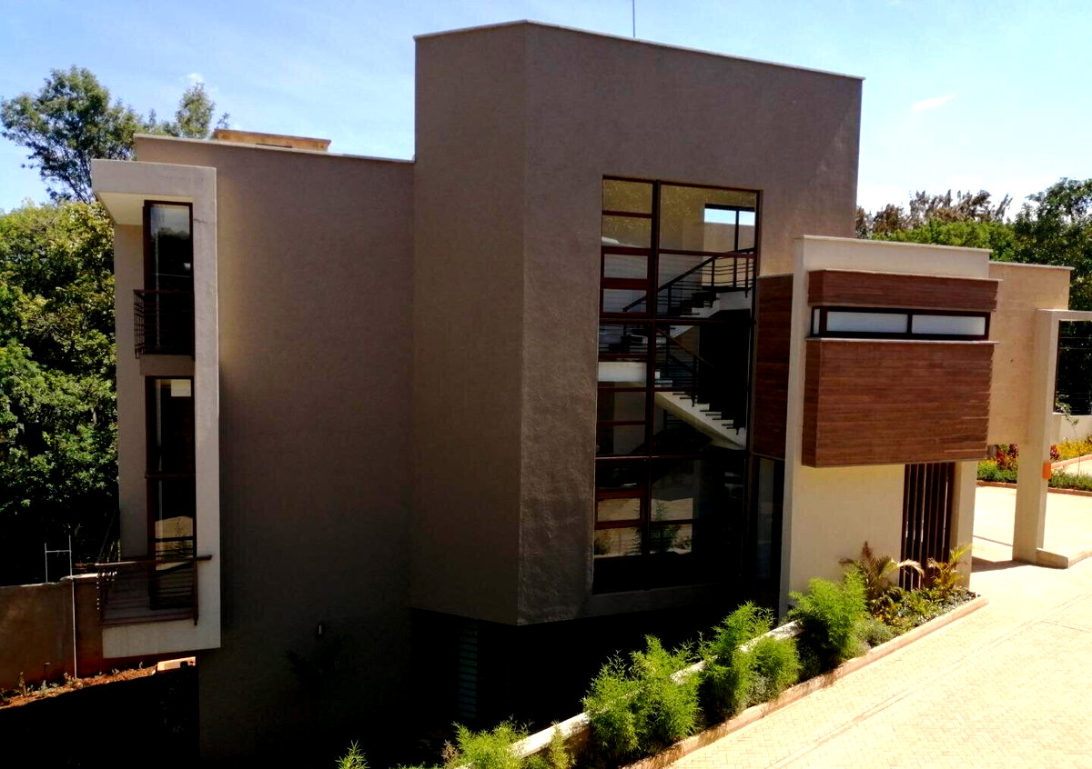 Modern 4BR Villa with Wood Finishes & Large Balconies - Lavington