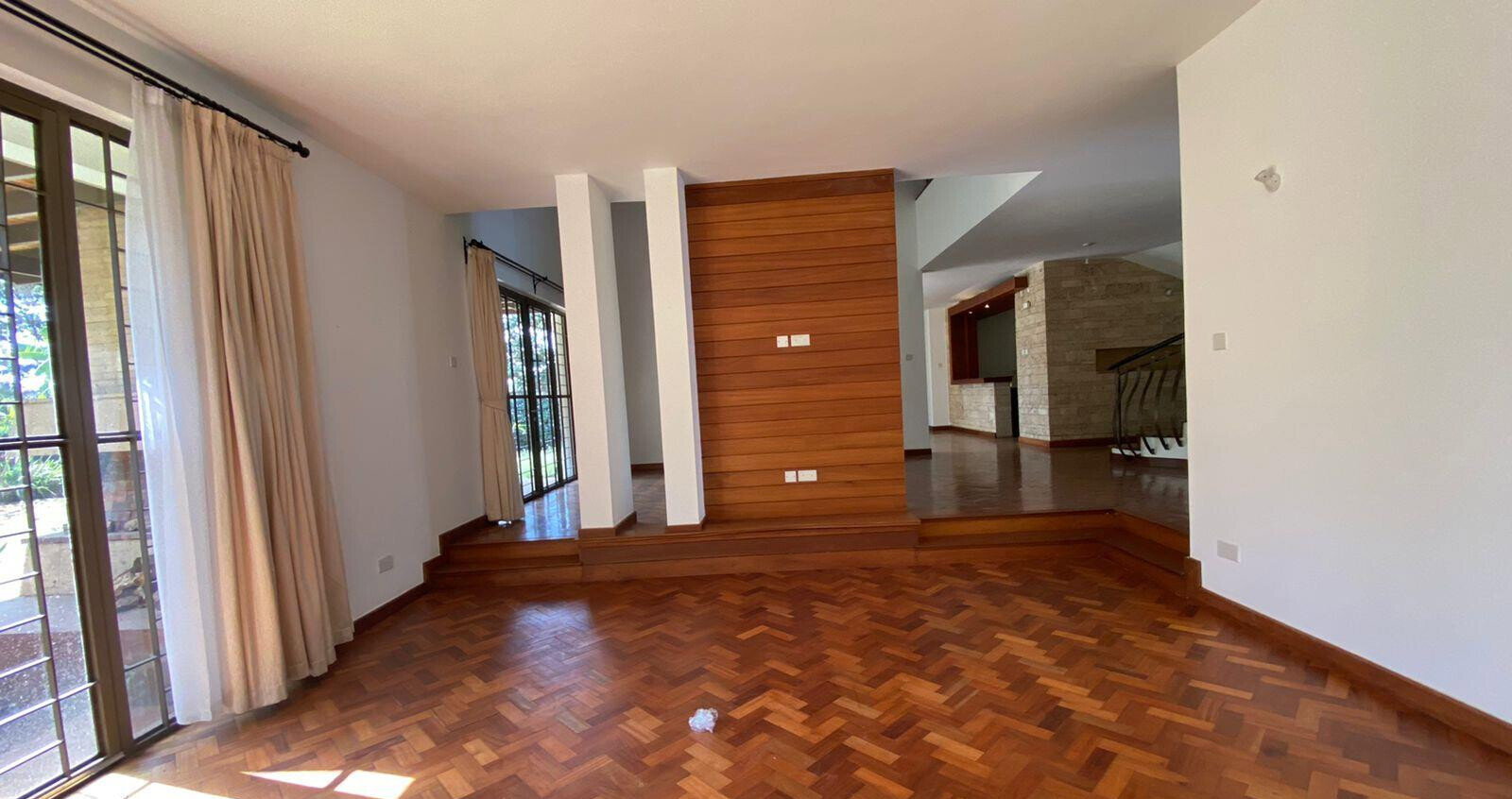 5BR Townhouse with Hardwood Floors & Fireplace - Runda