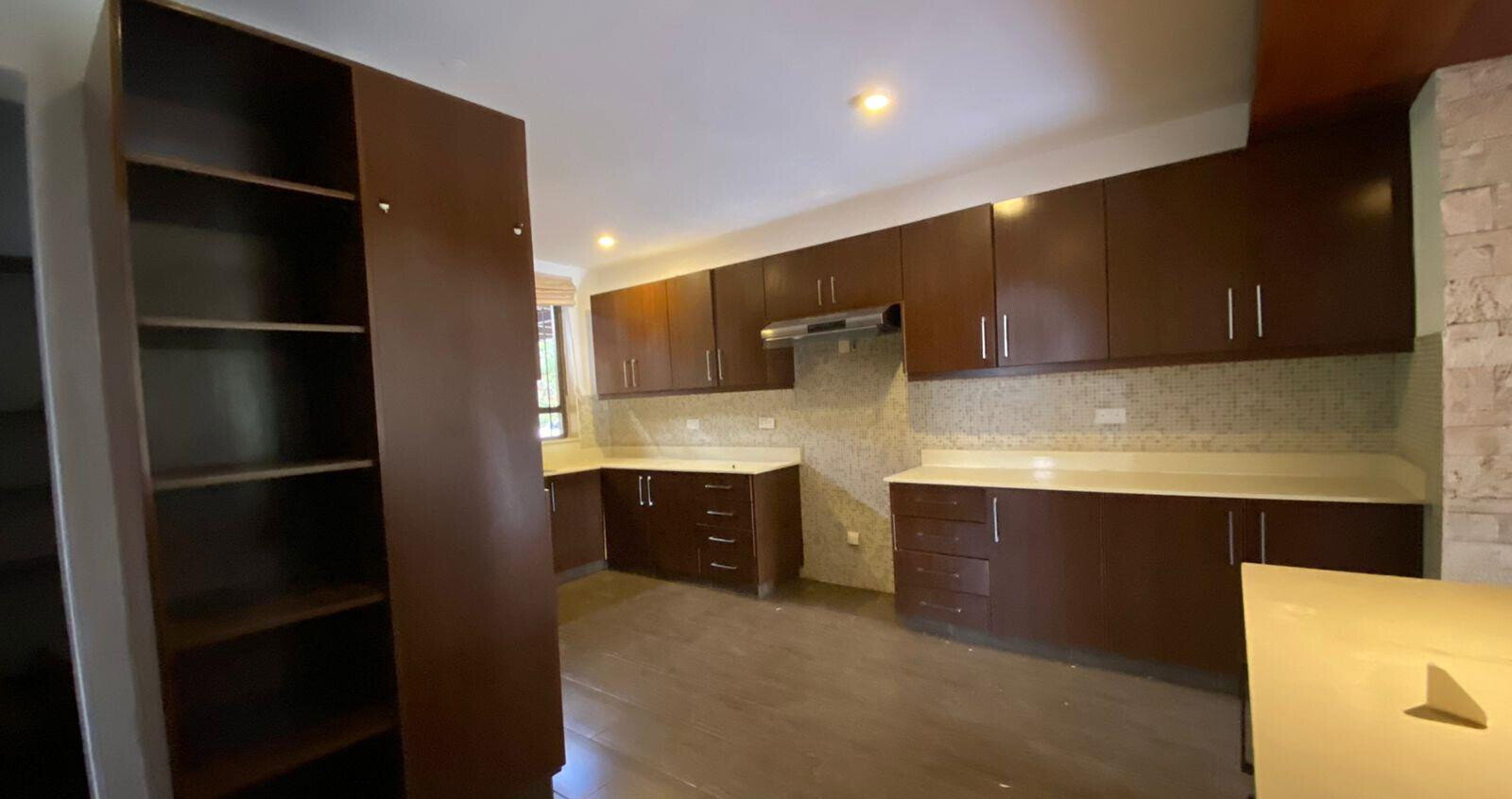5BR Townhouse with Hardwood Floors & Fireplace - Runda