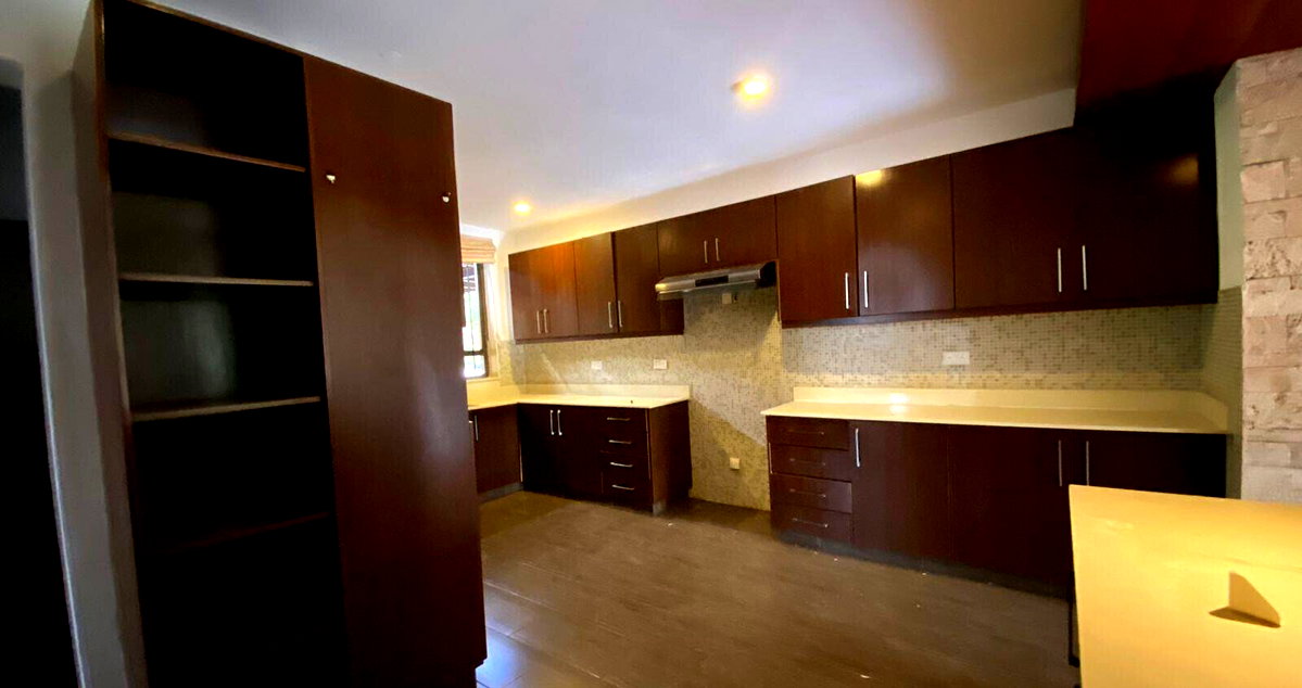 5BR Townhouse with Hardwood Floors & Fireplace - Runda
