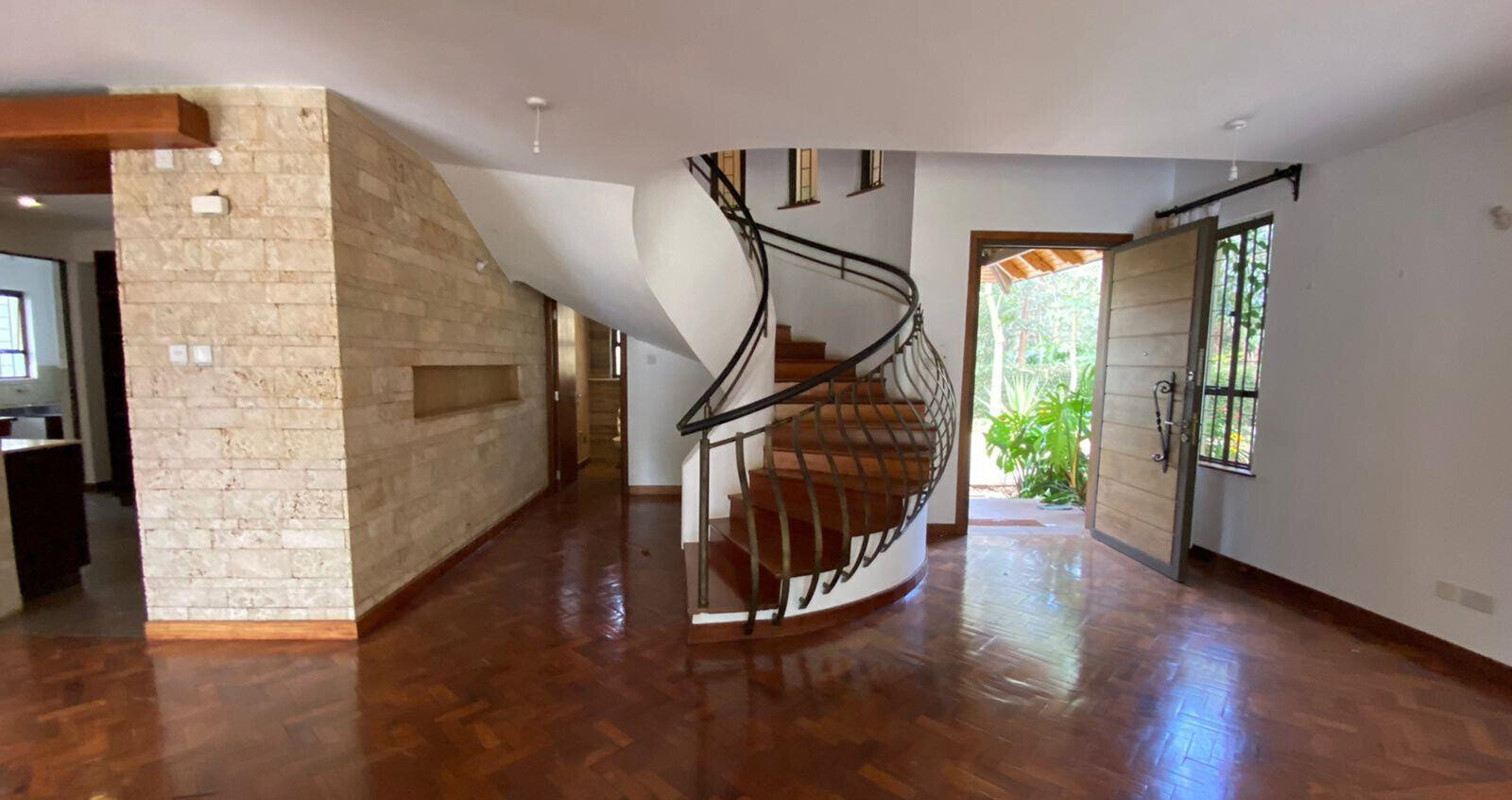 5BR Townhouse with Hardwood Floors & Fireplace - Runda