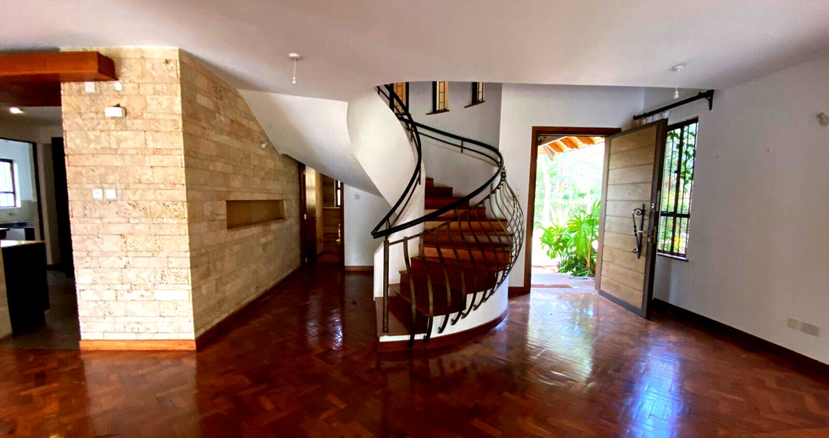 5BR Townhouse with Hardwood Floors & Fireplace - Runda