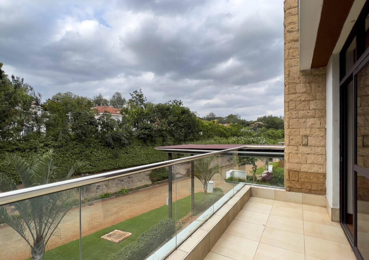 5-Ensuite Townhouse with Jacuzzi & Clubhouse – Karen