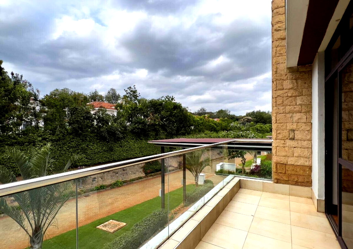5-Ensuite Townhouse with Jacuzzi & Clubhouse – Karen